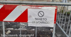 Viterbo - Lo scarico di piazzale Romiti transennato