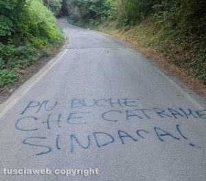 Viterbo - Scritta contro la sindaca Frontini in strada Signorino