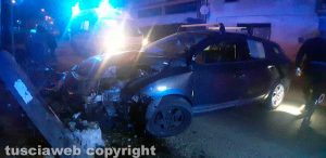 Capranica - Auto finisce contro un muretto
