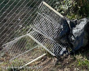 Viterbo - Via De Gasperi - Griglie di frigoriferi abbandonati