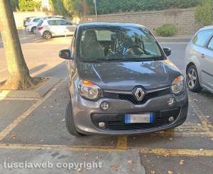 Vitorchiano - Auto su parcheggio per disabili