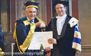 Viterbo - Lamberto Giannini riceve la il diploma di laurea honoris causa dal rettore Stefano Ubertini