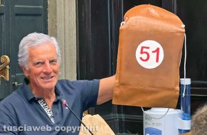 Massimo Mecarini col ciuffo numero 51