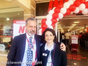 Viterbo - Luca Amicone, regional manager di Mediaworld e Barbara Sacco, direttrice del punto vendita nel capoluogo della Tuscia