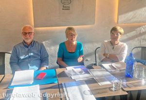 Viterbo - Incontro con il Comitato Non ce la beviamo Viterbo - Incontro con il Comitato Non ce la beviamo - Da sinistra Maurizio Biagiarelli, Paola Celletti e Antonella Litta