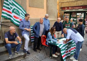 Viterbo - Cisl - Raccolta firme a corso Italia