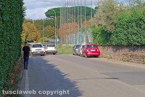 Viterbo - Incuria sulla strada che conduce al campo dell'Ellera