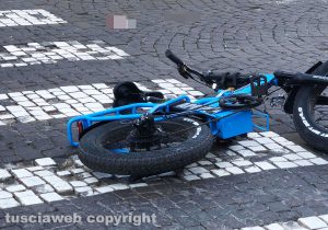 Viterbo - Ciclista cade in via Ascenzi