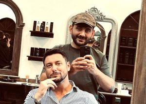 Giambruno con il barbiere di fiducia