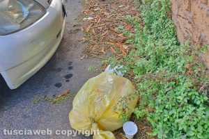 Viterbo - Incuria nel parcheggio di via Rossini