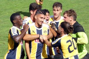 Sport - Calcio - Fc Viterbo - L'esultanza dei gialloblù dopo il gol di Ziroli