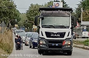 Viterbo - Marciapiede impraticabile, anziani costretti a fare la strada nel traffico