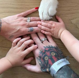 Fedez torna a casa dopo una settimana dal ricovero e posta la foto sui social con la mano della moglie Ferragni, i figlioletti Leone e Vittoria e l’ultima arrivata in casa Paloma