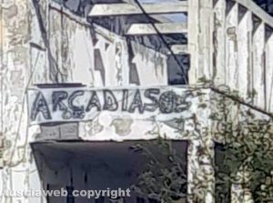 Tarquinia - Lo striscione sull'ex deposito munizioni con scritto "Arcadia Sos"