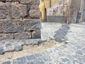Viterbo - Lavori per la fibra ottica - Catrame al posto dei sampietrini