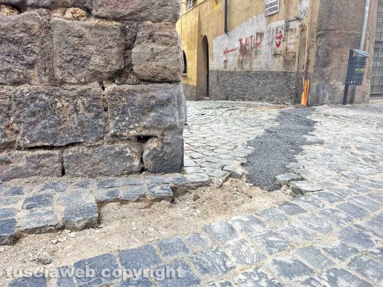 Viterbo - Lavori per la fibra ottica - Catrame al posto dei sampietrini