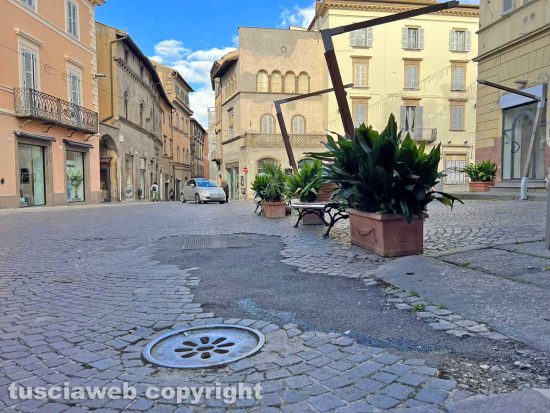 Viterbo - Lavori per la fibra ottica - Catrame al posto dei sampietrini