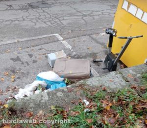 Viterbo - Rifiuti in via del Paradiso