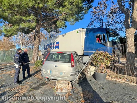 Viterbo - Auto contro camion in strada Bagni