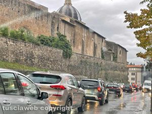 Viterbo - Traffico in tilt in viale Raniero Capocci