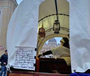 Céleste Grant e Charlotte arrivano a San Pietro sul loro calesse