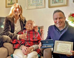 Capranica - La centenaria Franca Torri insieme al sindaco Pietro Nocchi