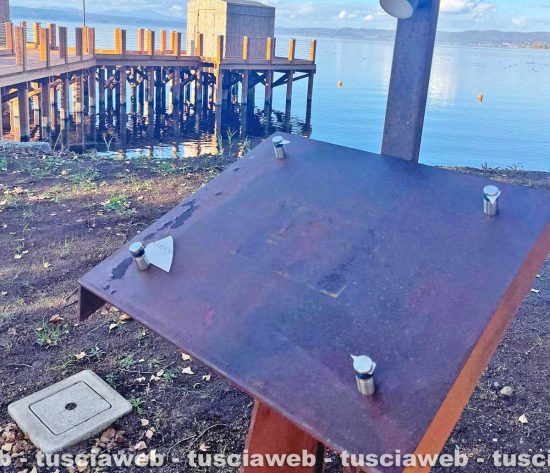 Montefiascone - Vandalizzato pannello sul pontile