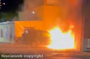 Marta - Auto in fiamme in via Guglielmo Marconi