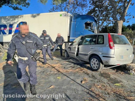 Viterbo - Auto contro camion in strada Bagni