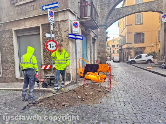 Viterbo - Lavori per la fibra ottica - Catrame al posto dei sampietrini