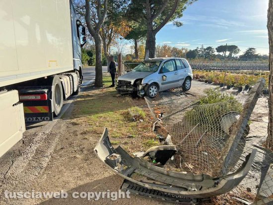 Viterbo - Auto contro camion in strada Bagni