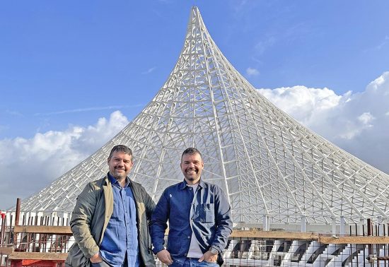 Andrea e Nicola Longhi davanti alla Vela di di Calatrava