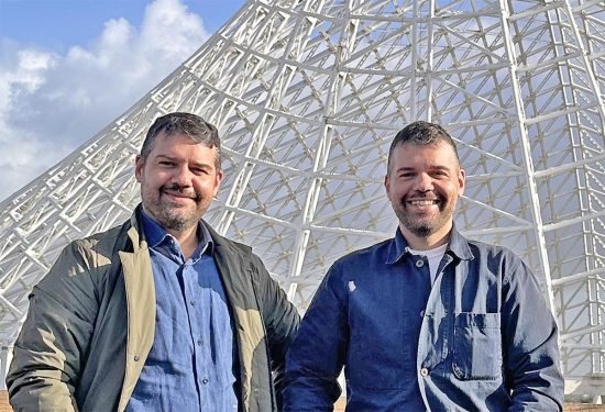 Andrea e Nicola Longhi davanti alla Vela di di Calatrava