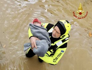 Alluvione in Toscana - Tratta in salvo una neonata dai vigili del fuoco