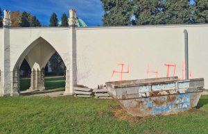 Vienna - Le svastiche sulle mura esterne del cimitero ebraico