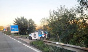 Orte - Cartello di avviso autovelox posizionato davanti al rilevatore