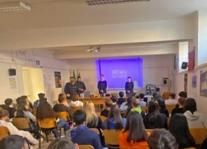 Viterbo - L'incontro con la polizia al Paolo Savi