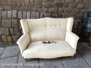 Viterbo - Via Bellavista - Escrementi su un divano abbandonato