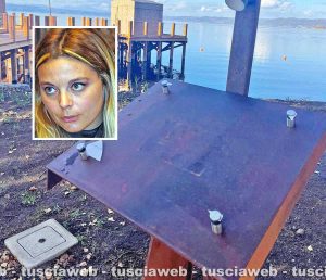 Montefiascone - Vandalizzato pannello sul pontile - Nel riquadro: Giulia De Santis