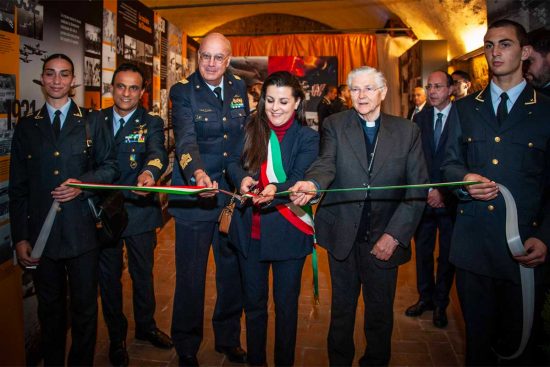 Viterbo - La mostra itinerante sui cento anni dell'aeronautica militare