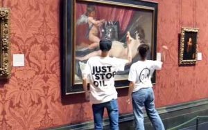 Londra - Attivisti di 'Just stop oil' attaccano la Venere Rokeby