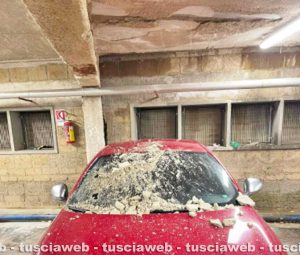 Orte - Calcinacci caduti su auto in sosta al parcheggio
