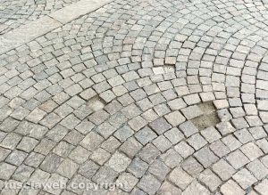 Viterbo - Piazza del Plebiscito - I sampietrini mancanti