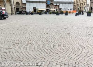 Viterbo - Piazza del Plebiscito - I sampietrini mancanti