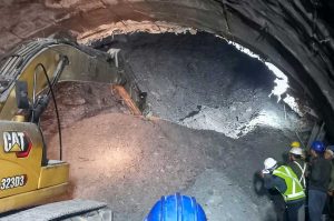 India - Quaranta opersi intrappolati sotto un tunnel