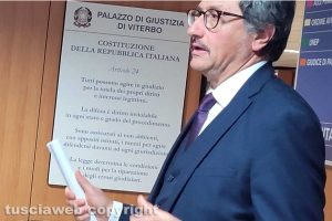 Giornata europea della giustizia civile - Il presidente Francesco Oddi mostra una delle plance "rivisitate" dagli studenti