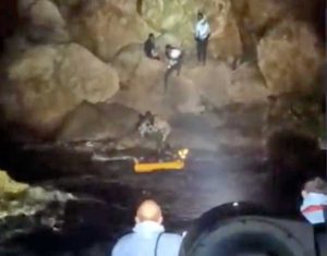 Guardia costiera - Soccorso migranti sugli scogli