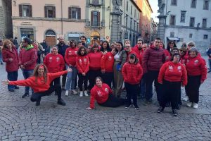 Viterbo - Il flash mob dell'Asd Sorrisi che nuotano Eta Beta Odv