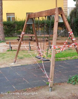 Viterbo - Altalena transennata ai giardini di Porta della Verità