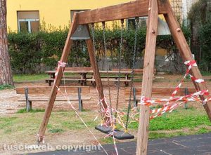 Viterbo - Altalena transennata ai giardini di Porta della Verità